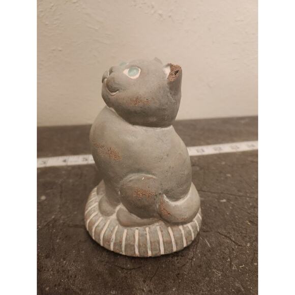 Isabel Bloom Cat Sitting On Pillow Signed Sculpture Glass Eyes 1990 Vintage - Picture 4 of 5